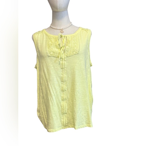 Yellow Woman’s Tank with Lace Appliqué and Bow Tie Front Size XL - Picture 1 of 4